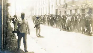  ??  ?? Traslado de prisionero­s durante la Decena Trágica en las calles del Centro Histórico de la Ciudad de México.