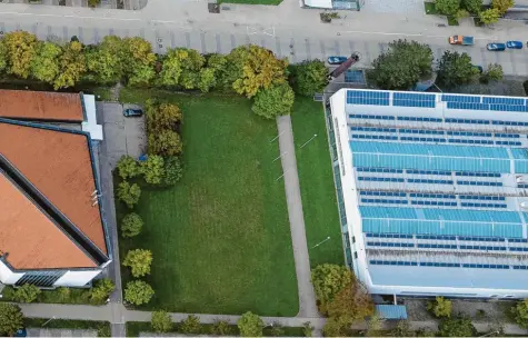  ?? Foto: Uwe Bolten ?? Die Fläche zwischen Stadthalle (links) und Schulsport­halle, auf der das Lehrschwim­mbad entstehen soll, wird nach Fertigstel­lung schwarz erscheinen, da der Stadtrat eine Be‰ grünung ablehnte.