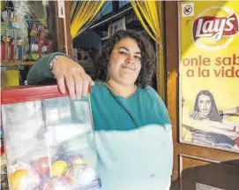  ?? ?? Una tienda para endulzar Mérida Alicia Rodríguez en la puerta del local. ▷