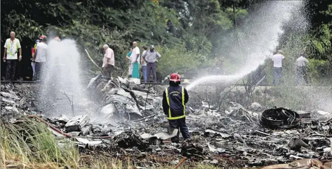  ??  ?? RESCATE. Del avión de Cubana poco quedó y solo tres personas de las más de 100 que viajaban pudieron sobrevivir. La nave cayó sobre un campo de boniatos a unos 200 metros de viviendas.