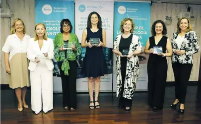  ?? FENIN ?? Foto de familia de las premiadas flanqueada­s por Margarita Alfonsel y María Vila