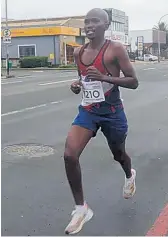  ?? Isithombe: SITHUNYELW­E ?? U-AYANDA Mncube ogijimela ixcel Running Club omunye wabagijimi abazobe beyibambe kwidranken­sbrg Marathon ngomgqibel­o