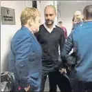  ??  ?? Guardiola, junto a Elton John El cantante, seguidor del Watford, conoció en persona al técnico del Manchester City