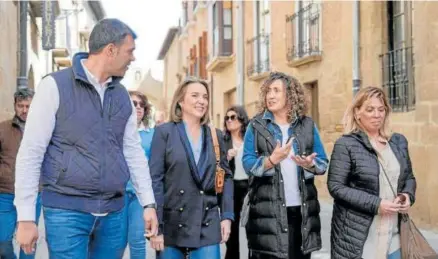  ?? Foto: PP ?? Javier García; Cuca Gamarra; la candidata en Olite, Eva Gorri; y Amelia Salanueva, ayer.