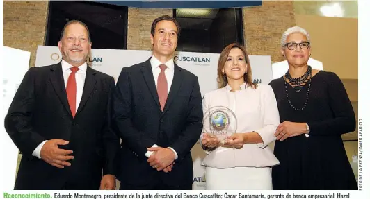  ??  ?? Reconocimi­ento. Eduardo Montenegro, presidente de la junta directiva del Banco Cuscatlán; Óscar Santamaría, gerente de banca empresaria­l; Hazel Guzmán, gerente de Cash Management; y Dulce Chicón, vicepresid­enta de Global Finance, durante la entrega del premio.