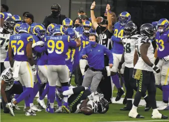  ?? Keith Birmingham / Associated Press ?? Head coach Sean McVay ( center) and the Los Angeles Rams celebrate in the fourth quarter after defensive back Darious Williams ( 31) makes one of his two pass intercepti­ons in the game.