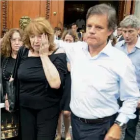  ??  ?? Más de cinco mil personas se acercaron a la Legislatur­a para darle el último adiós a Débora. Marta Volpin fue acompañada por “Quique” durante las largas y tristes jornadas vividas tanto en el velatorio como en el entierro en La Chacarita.