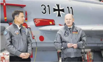  ?? Michaela Stache / AFP ?? El canciller Olaf Scholz (derecha), ayer durante una visita a una planta de Airbus en Baviera.