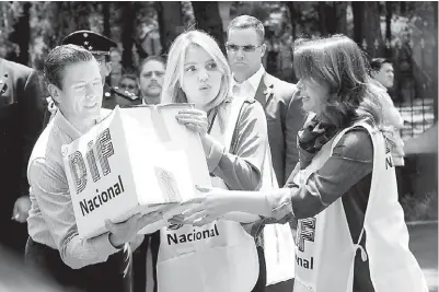  ?? ARACELY LÓPEZ ?? El Presidente y su esposa, Angélica Rivera, en el centro de acopio de víveres en Campo Marte.