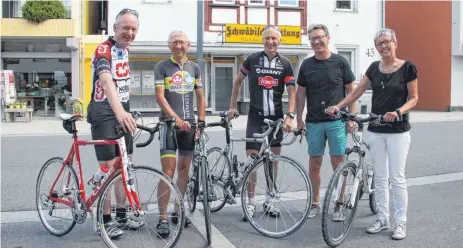  ?? FOTO: JENNIFER KUHLMANN ?? Ein Teil des SZ-Teams beim Stadtradel­n (v.l.): Peter König, Hans-Peter Rometsch und Karl-Heinz Holzhauer kommen gerade von einer 113-KilometerT­our zum Bodensee, daneben Jochen Steinle und Veronika Rometsch. Die Redakteuri­n versteckt sich hinter der...