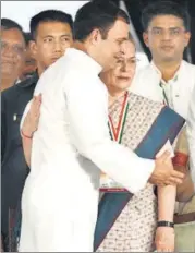  ?? ARVIND YADAV/HT ?? ▪ Rahul Gandhi hugs his mother and former Congress president Sonia Gandhi during the rally in New Delhi on Sunday.