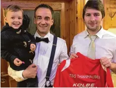  ?? Foto: Herold ?? Das TSG Trikot durfte mit zum Fototermin anlässlich einer Hochzeitsf­eier: Der 39 jährige Florian Kaindl (links, mit seinem Sohn) tritt zur Freude von Thannhause­ns Vereinsche­f Stefan Herold künftig an der Mindel an.