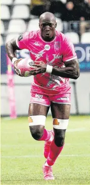  ?? ?? Le capitaine du Stade français, Sekou Macalou, a effacé quatre adversaire­s palois avant d’aplatir un magnifique essai à la 27e minute. Photo IconSport