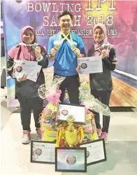  ??  ?? PELAJAR Sains Sukan (dari kiri) Fitri, Azril dan Adirah bersama pingat dan hadiah kemenangan.