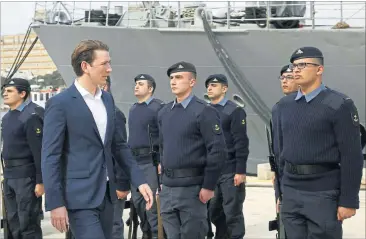  ?? [ Dragan Tatic ] ?? Außenminis­ter Kurz beim Frontex-Besuch in Malta: „Wir müssen den NGO-Wahnsinn beenden.“