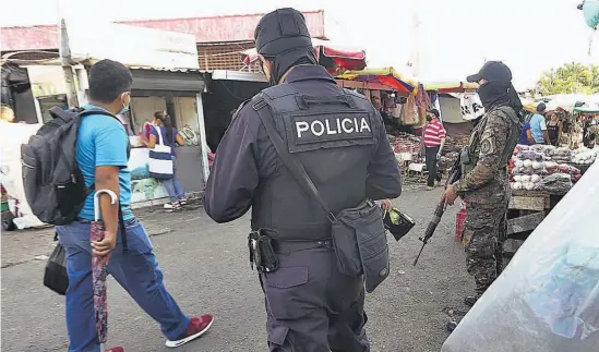  ??  ?? Clandestin­idad. Según el informe del OUDH, los policías y los militares trabajan en conjunto con civiles en el interior del país, para ejecutar personas.