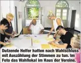  ??  ?? Dutzende Helfer hatten nach Wahlschlus­s mit Auszählung der Stimmen zu tun. Im Foto das Wahllokal im Haus der Vereine.