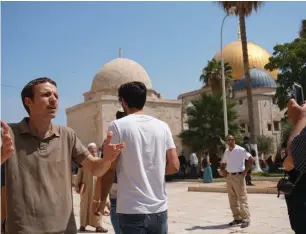  ??  ?? JEWS VISITING the Temple Mount on Tisha Be’av yesterday.