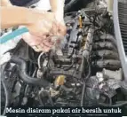  ??  ?? Mesin disiram pakai air bersih untuk melunturka­n debu dan kotoran yang nempel, sekalian dicuci biar kinclong