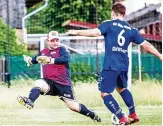  ?? FOTO: CHRISTOPH KEIL ?? Niedersach­swerfens „Not“-keeper Stadelmann kassiert das : von Mackrodt.