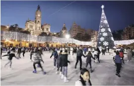  ?? Foto: dpa ?? Es geht auch per pedes: Eislaufbah­n am Rathauspla­tz.