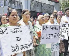  ?? GURPREET SINGH/HT ?? Family members and relatives of deceased Simran Kaur protesting against school authoritie­s in Amritsar on Tuesday.