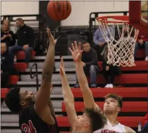  ?? KEVIN LOZON — FOR MEDIANEWS GROUP ?? Lincoln’s Timarion Minor attempts a shot over two Anchor Bay defenders during a MAC Blue/Gold tournament game at Anchor Bay on Tuesday.