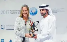  ?? Ahmed Ramzan/Gulf News ?? Shaikh Hamdan presents an award to Wendy Kopp, CEO of Teach For All.