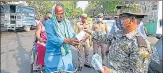  ?? DEEPAK GUPTA/HT PHOTO ?? Officials running a mask checking campaign in Hazratganj area of Lucknow on Friday. A worker giving a mask to a Covid protocol violator.