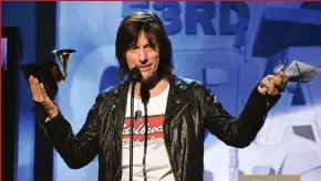  ?? ?? Jeff Beck accepts his award at the 2009 Grammys.