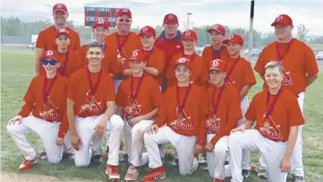  ??  ?? Les Cardinals de Dieppe ont connu un tournoi parfait au Championna­t provincial bantam A de baseball, en fin de semaine. Après quatre gains en ronde préliminai­re, ils ont défait Riverview 20 à 12 en finale. Première rangée: Connor Cadman, Jake Roy,...