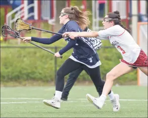  ?? H John Voorhees III / Hearst Connecticu­t Media ?? Staples’ Shira Parower, left, and New Fairfield’s Katelyn Sousa chase the ball during a game in 2019.