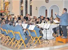  ?? SZ-FOTO: ELISABETH SOMMER ?? Die Stadtkapel­le Schelkling­en unter der Leitung von Volker Frank spielte ihre traditione­lles Kirchenkon­zert.