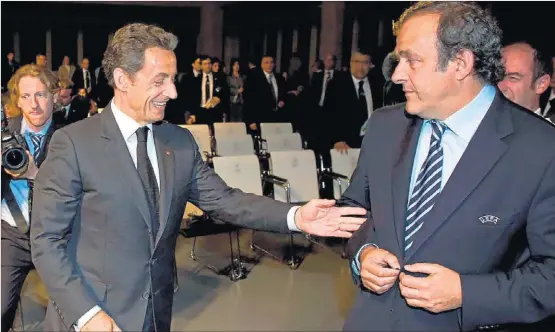  ?? LAURENT GILLERON / EFE ?? Nicolas Sarkozy saluda a Michel Platini durante un acto oficial de la UEFA celebrado en Ginebra el 28 de mayo de 2010.