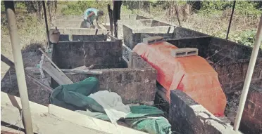  ??  ?? Barara Farmers Co-operative are providing labour work for the constructi­on of hatchery for a local fish farm.