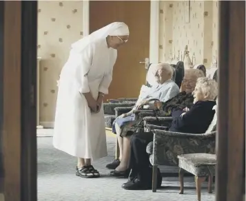  ??  ?? 0 A nun chats to residents at a Little Sisters of the Poor care home