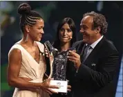  ?? VALERY HACHE/AFP PHOTO ?? GELAR TERAKHIR: Celia Sasic (kiri) saat menerima penghargaa­n Pemain Terbaik UEFA dari Michel Platini Kamis lalu (27/8)