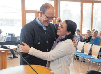  ?? FOTO: WOLFGANG LUTZ ?? „Gelebte Ökumene" demonstrie­rten der katholisch­e Pfarrer Dr. Peter Häring mit seiner evangelisc­hen Amtskolleg­in Cornelia Schmutz bei deren Abschied.