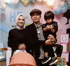  ??  ?? AMYRA dan Amar bersama Aqeef Anaqi pada majlis memperkena­lkan jantina bayi di Delicious, Bangsar Village 2.