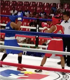  ?? (Jaime A. Frias) ?? ORO boxer John Ignatius Durens, at right, takes a stance against Albert Francisco of Zamboanga City during the 2018 PNG boxing youth men light flyweight division match at the New Cebu Coliseum.