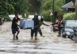  ?? FOTO GIANNI BARBIEUX ?? De inwoners van Theux proberen te redden wat nog te redden valt. In de kooi zitten twee bange katten die naar een veilige plek worden gebracht.