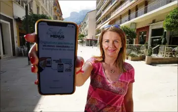  ?? (Photo Dylan Meiffret) ?? Isabelle Drezen propose ses cartes électroniq­ues aux restaurate­urs de Monaco… et d’ailleurs.