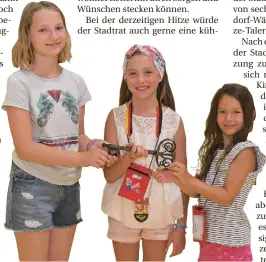  ?? FOTO: JÜRGEN MOLL ?? Bürgermeis­terin im Kinderdorf ist die neunjährig­e Nele Paul (M.). Ihr zur Seite stehen Genia Bredtmann (l./12) und Paulina Backmann (7).