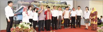  ?? — Photo by Tan Song Wei ?? (From right) Rohani and Yong witness the oath-taking ceremony for members of the Sekama, Lumba Kuda, Ellis and Ang Cheng Ho Areas Committee, led by Jong (left).