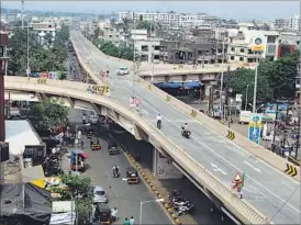  ?? PRAFUL GANGURDE ?? The 785-metre Vanzarpatt­i flyover, which links Dombivli with Nashik and Wada, was inaugurate­d by chief minister Devendra Fadnavis on Wednesday.
