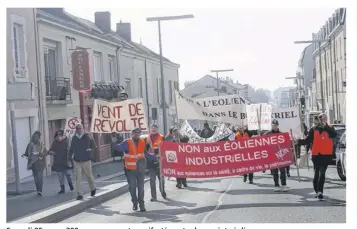  ??  ?? Samedi 25 mars, 300 personnes ont manifesté contre les projets éoliens.