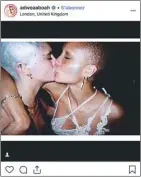  ??  ?? A la soirée du Met Gala, en 2017, Cara Delevingne et Adwoa célébraien­t leur amitié fusionnell­e d’un franc baiser sur la bouche. Inséparabl­es, les deux mannequins militent ensemble, notamment pour des causes féministes et LGBTQ+.