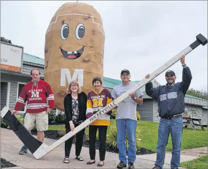  ?? ERIC MCCARTHY/JOURNAL PIONEER ?? O’Leary Kraft Hockeyvill­e committee members, from left, Bill MacKendric­k, Jo-anne Wallace and Della Sweet, along with Glen Sweet and O’Leary Recreation Director Jeff Ellsworth hold up Bud’s giant Hockey stick. Glen and Della Sweet, with help from a...