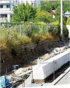  ?? FOTO: RALF KLEIST ?? Die Naumburger Straße ist noch eine große Baustelle. Hier wird die neue Haltestell­e der Straßenbah­n entstehen. Man sieht die Haltestell­en-Bordsteine, die gerade gesetzt werden.