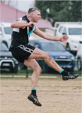  ?? ?? Going long with his kick on Saturday is Yarragon’s David Bates.